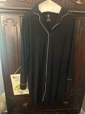 Kindred Bravely Black Top with White Piping Collar